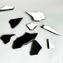 画像をギャラリービューアに読み込む, superfuture Brooch Piece of peace / white, black